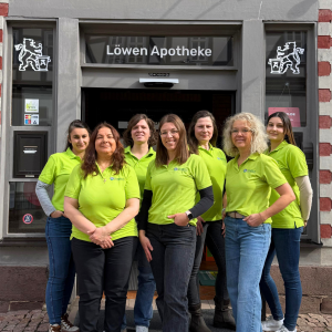 Team der Löwen-Apotheke vor der Apotheke in Grebenstein